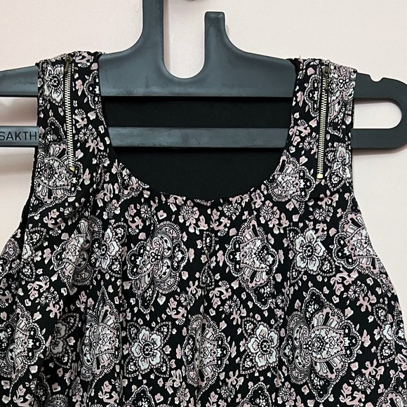 [NWOT] Chic Printed Black Sleeveless Top with attachable sleeves. - Picture 2 of 6